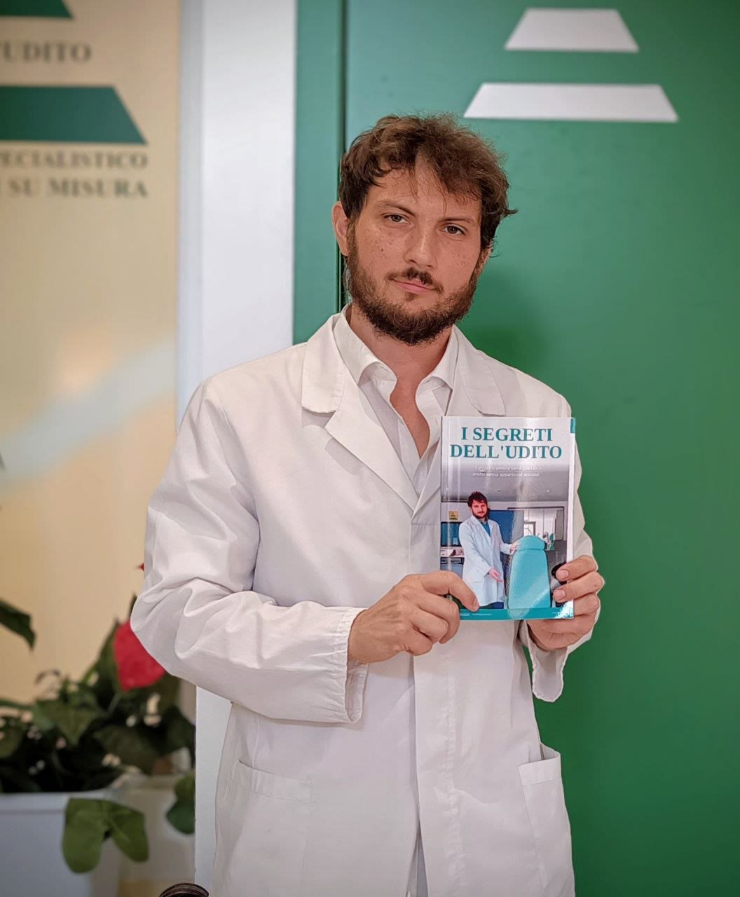 Il Dr. Ronni Bottazzi con il suo libro I Segreti dell'Udito